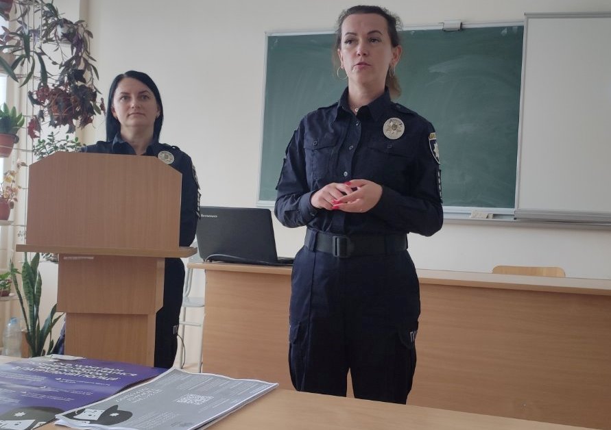 Капітани поліції Юлія Бадяк та Ірина Мельничук.jpgКапітани поліції Юлія Бадяк та Ірина Мельничук.jpg